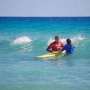 Choosing the right waves with your surf instructor Your surf instructor explains directly in the water which waves are ideal for your first take-off in the whitewater.