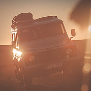 Driving to the surf beach with our Defender Thanks to our Land Rover Defender, we can reach remote surf spots in Fuerteventura – perfect conditions for the best waves during your surf course.