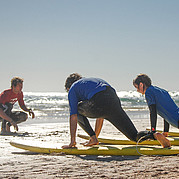 First steps in the OTRO MODO beginner surf course Together with your group, you gain your first experience on the surfboard – learning to surf in Fuerteventura made easy.