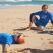 Happy after a beginner surf course in Fuerteventura After a day full of sun, waves and success, you leave the surf lesson happy and exhausted – surfing quickly becomes addictive.